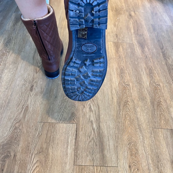 CHANEL LEATHER WINTER BOOTS , camel color with CC logo and Shearling Fur - Picture 9 of 17